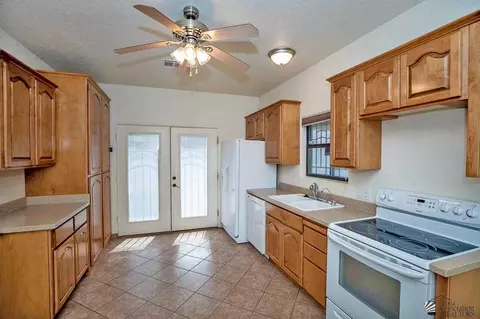 Kitchen - 13123 E 53 Dr, Yuma, AZ 85367 photo 5 of 5