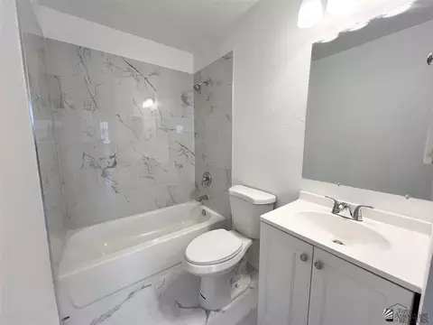 Bath - 2255 E 26 Way, Yuma, AZ 85365 photo 2 of 4