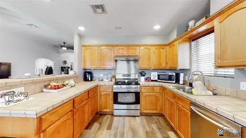 Kitchen - 10175 E 37 Pl, Yuma, AZ 85364 photo 2 of 3