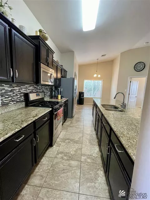 Kitchen - 11661 E 36 St, Yuma, AZ 85367 photo 4 of 5