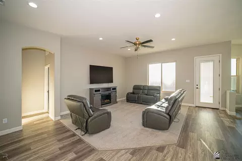 Living - 3690 S Eagle Dr, Yuma, AZ 85365 photo 2 of 4