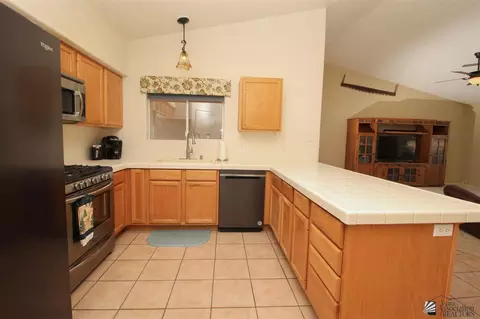 Kitchen - 11166 E 26 Ln, Yuma, AZ 85367 photo 5 of 6