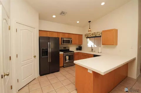 Kitchen - 11166 E 26 Ln, Yuma, AZ 85367 photo 2 of 6
