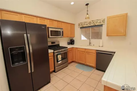 Kitchen - 11166 E 26 Ln, Yuma, AZ 85367 photo 4 of 6