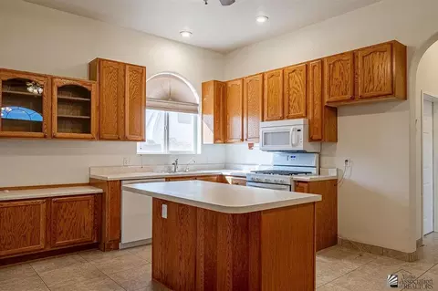Kitchen - 13368 E 52 St, Yuma, AZ 85367 photo 2 of 5