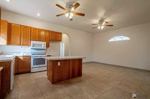 Kitchen - 13368 E 52 St, Yuma, AZ 85367 photo 5 of 5