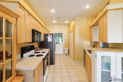 Kitchen - 12610 E 47 Dr, Yuma, AZ 85367 photo 2 of 5