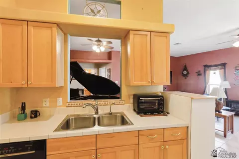 Kitchen - 12610 E 47 Dr, Yuma, AZ 85367 photo 4 of 5
