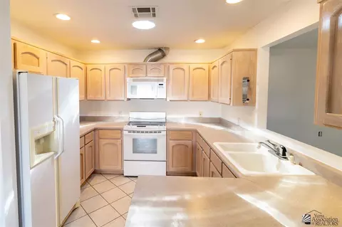Kitchen - 13857 E 49 St, Yuma, AZ 85367 photo 2 of 4