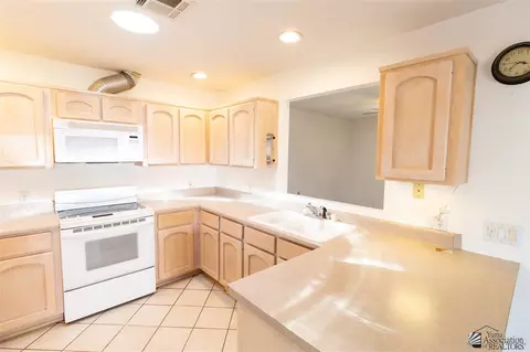 Kitchen - 13857 E 49 St, Yuma, AZ 85367 photo 3 of 4