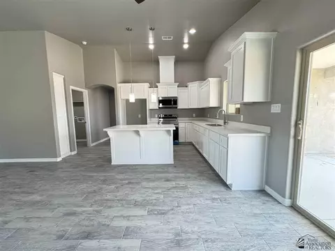 Kitchen - 10535 E Shale Dr, Yuma, AZ 85365 photo 3 of 4