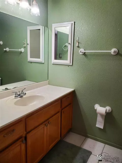 Bath - 7448 E 25 Pl, Yuma, AZ 85364 photo 2 of 4