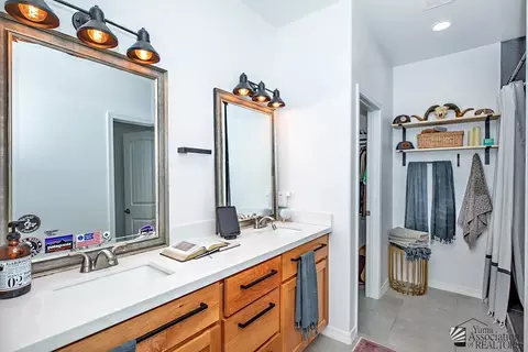 Bath - 12558 E 49 Dr, Yuma, AZ 85367 photo 2 of 3