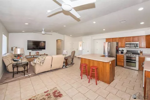 Kitchen - 11184 E 25 Pl, Yuma, AZ 85367 photo 4 of 5
