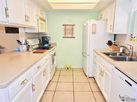 Kitchen - 11257 E 35 Pl, Yuma, AZ 85367 photo 2 of 3