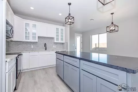 Kitchen - 3546 S Devane Dr, Yuma, AZ 85365 photo 4 of 7