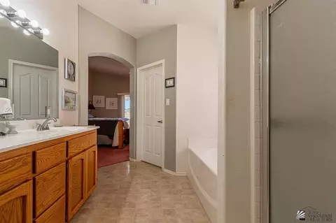 Bath - 14294 E 50 Dr, Yuma, AZ 85367 photo 3 of 4