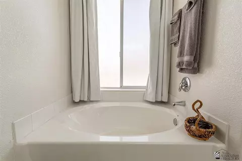 Bath - 14294 E 50 Dr, Yuma, AZ 85367 photo 2 of 4