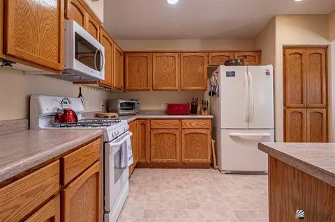 Kitchen - 14294 E 50 Dr, Yuma, AZ 85367 photo 2 of 2