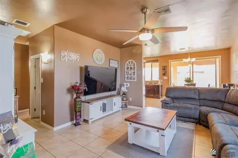 Living - 6529 E 34 Ln, Yuma, AZ 85365 photo 2 of 4