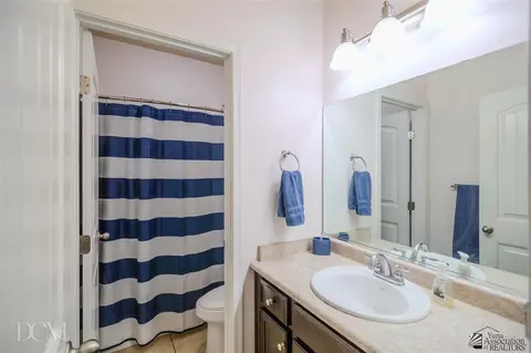 Bath - 6529 E 34 Ln, Yuma, AZ 85365 photo 3 of 4