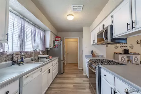 Kitchen - 11340 E 26 Ln, Yuma, AZ 85367 photo 2 of 3