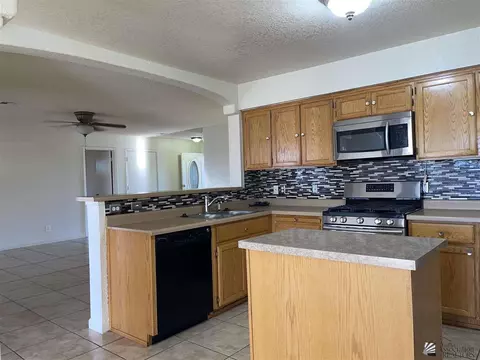 Kitchen - 6264 E 40 Pl, Yuma, AZ 85365 photo 3 of 4