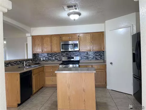Kitchen - 6264 E 40 Pl, Yuma, AZ 85365 photo 2 of 4