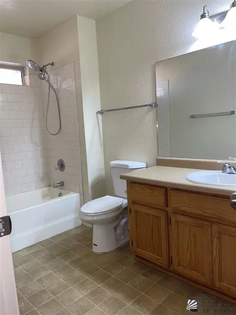 Bath - 6264 E 40 Pl, Yuma, AZ 85365 photo 2 of 3