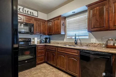 Kitchen - 6184 E 43 St, Yuma, AZ 85365 photo 2 of 4