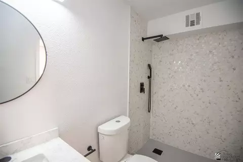Bath - 1545 E 27 Pl, Yuma, AZ 85365 photo 3 of 4