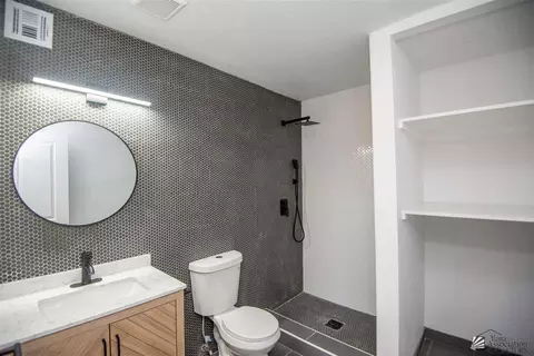 Bath - 1545 E 27 Pl, Yuma, AZ 85365 photo 4 of 4