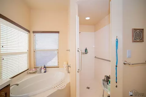 Bath - 5605 E 39 Ln, Yuma, AZ 85365 photo 2 of 3