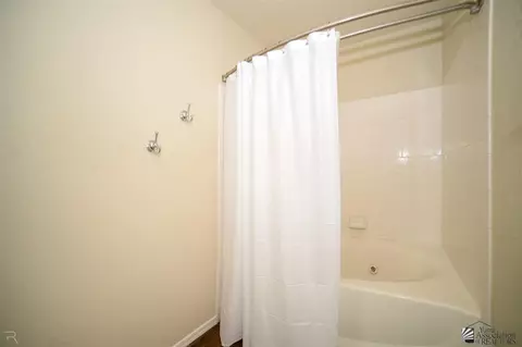 Bath - 6302 E 44th Pl, Yuma, AZ 85365 photo 3 of 4
