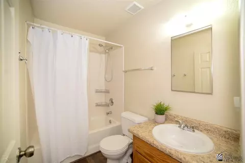 Bath - 6302 E 44th Pl, Yuma, AZ 85365 photo 4 of 4
