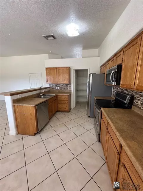 Kitchen - 6271 E 45 St, Yuma, AZ 85365 photo 3 of 3