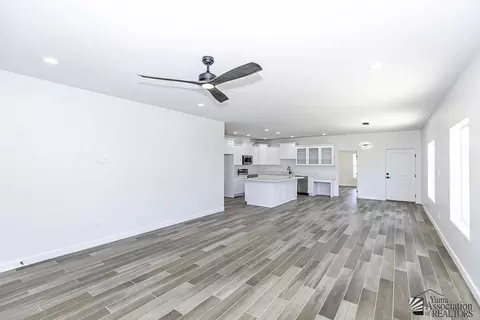 Living - 7920 E 35 Pl, Yuma, AZ 85365 photo 2 of 4