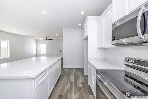 Kitchen - 7920 E 35 Pl, Yuma, AZ 85365 photo 5 of 6