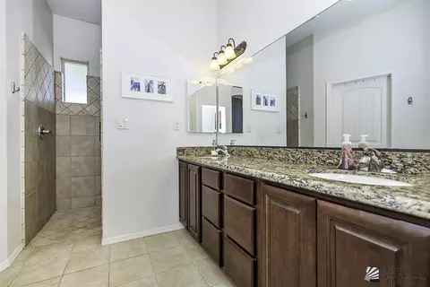 Bath - 7871 E 36 Pl, Yuma, AZ 85365 photo 2 of 3