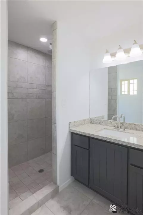 Bath - 4658 E Nadine St, San Luis, AZ 85349 photo 3 of 3