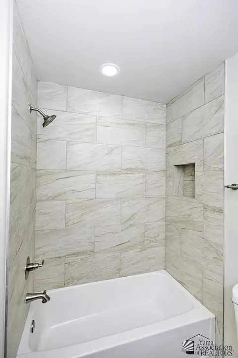 Bath - 13336 S 50 Dr, Yuma, AZ 85367 photo 2 of 5