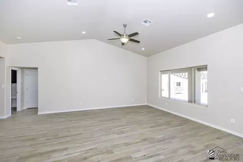 Living - 13336 S 50 Dr, Yuma, AZ 85367 photo 3 of 4