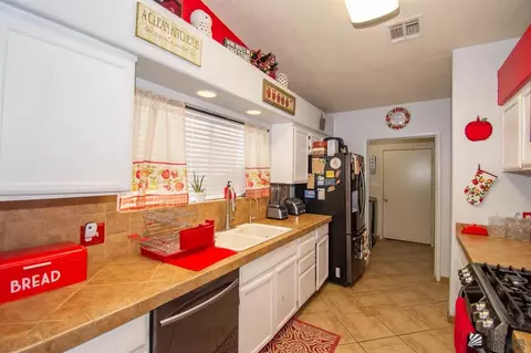 Kitchen - 7175 E 26 St, Yuma, AZ 85365 photo 5 of 6