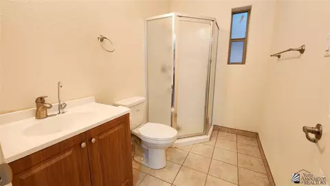 Bath - 14871 E 49 Dr, Yuma, AZ 85367 photo 5 of 5