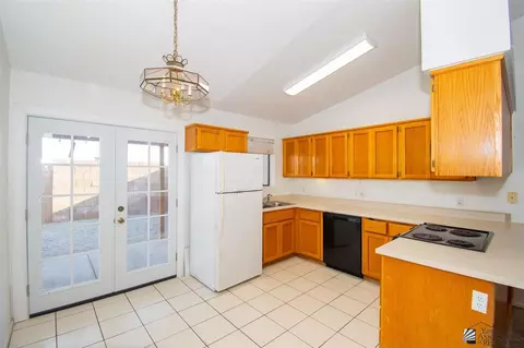 Kitchen - 2183 E 27 Ln, Yuma, AZ 85365 photo 3 of 4