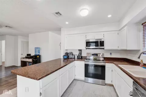 Kitchen - 6004 E 44 St, Yuma, AZ 85365 photo 3 of 5