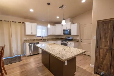Kitchen - 10128 E 33 Pl, Yuma, AZ 85365 photo 2 of 2