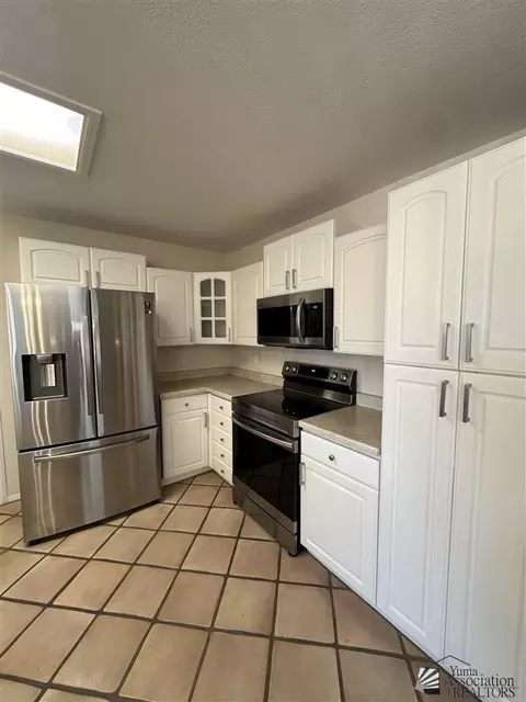 Kitchen - 13890 E 49 Ln, Yuma, AZ 85367 photo 4 of 6