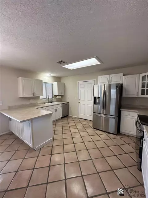 Kitchen - 13890 E 49 Ln, Yuma, AZ 85367 photo 3 of 6