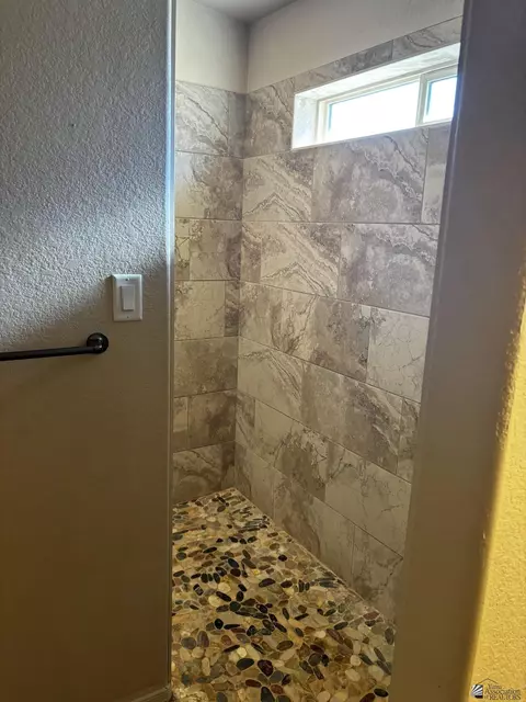 Bath - 10129 E 33 Pl, Yuma, AZ 85365 photo 2 of 4
